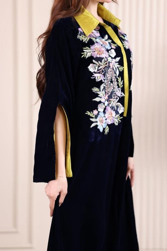 جلابية مخمل قلاب بكلفة تطريز ترتر موردة في الصدر