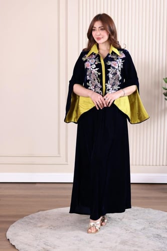 جلابية مخمل قلاب بكلفة تطريز ترتر موردة في الصدر