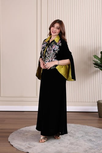 جلابية مخمل قلاب بكلفة تطريز ترتر موردة في الصدر