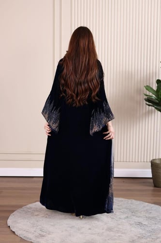 جلابية مخمل مدمجة بالتل المطرز بالخرز والترتر