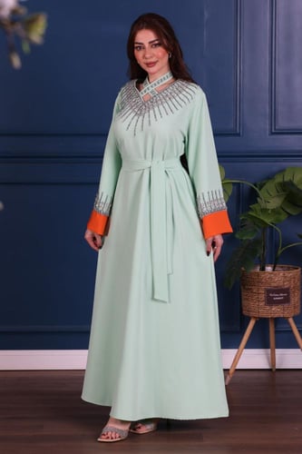 جلابية بخامة باربي مطرزة بالكرستال في الصدر و الاك...