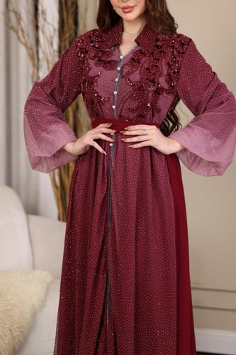 جلابية شيفون ممزوجة بفصوص وكلفة مطرزة في الصدر