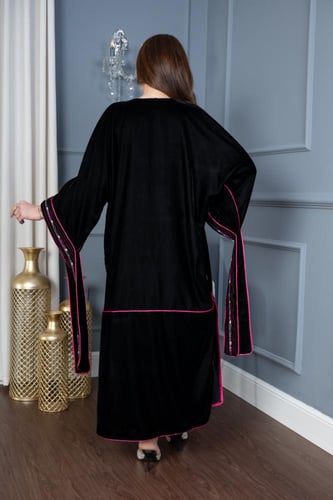 جلابية مخمل أنيقة بتطريز خفيف في الصدر واليد وفتحة...