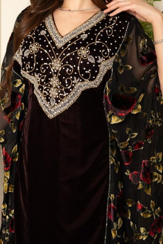 جلابية مخمل بتطريز شك وكرستالات في الصدر وتداخل ال...