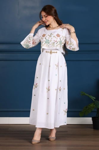 فستان لينن بتطريز مورد