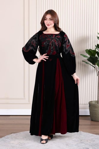 جلابية مخمل بكلفة مطرزة في الصدر والاكتاف