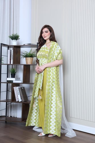 طقم افرول جميل مع شال طويل ابيض وذهبي متصل بتل في...