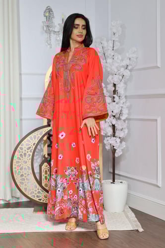 جلابية بخامة باربي بتطريز راقي في الرقبة والكم وإض...