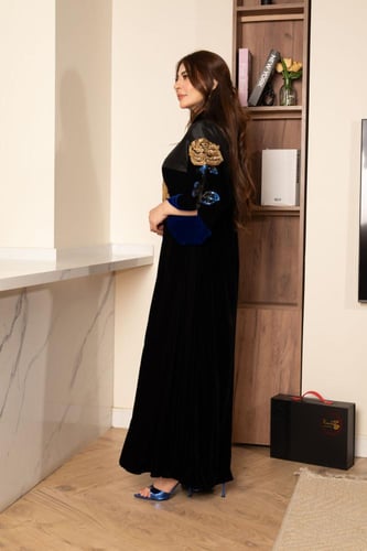 جلابية مخمل ممزوجة بخامة التفتة في الصدر وتطريز من...