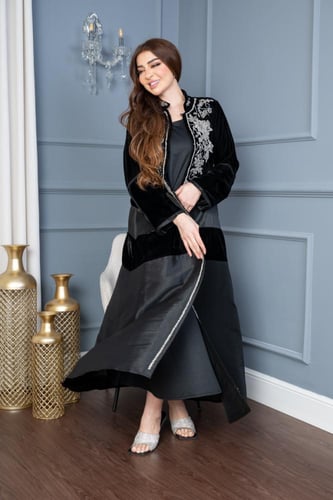 جلابية مخمل مفتوحة بتطريز في الصدر - موديل عباية