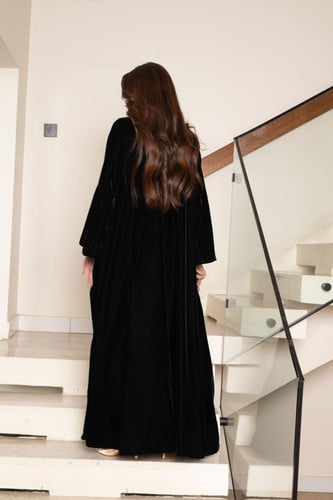 جلابية مخمل قطعتين بتطريز شك في الصدر وبطانة ساتان