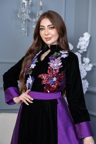 جلابية مخمل بورود ترتر ملون وجوانب تفتة واقفة