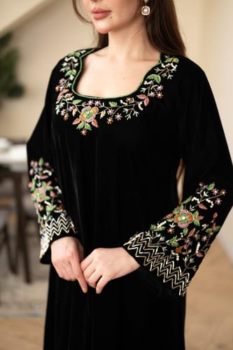 جلابية مخمل بتطريز شك يدوي في الرقبة والاكمام