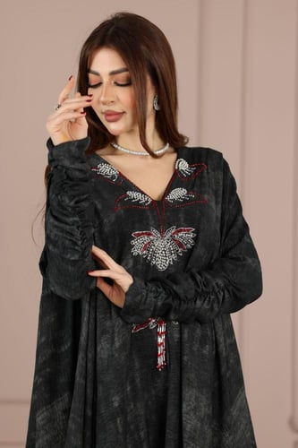 جلابية كريب مخلوط فضفاضة بتطريز شك يدوي في الصدر