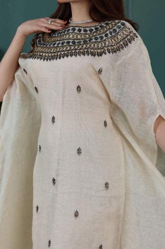 جلابية لينن خيش بتطريز فرعوني جميل في الصدر