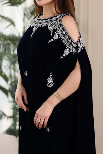 جلابية مخمل استقبال مطرزة باللول والكرستال وفتحة ف...