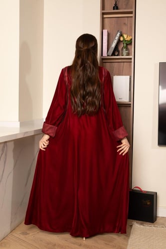 جلابية مخمل بتطريز في الصدر