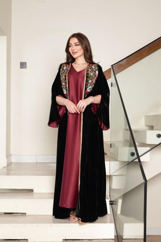 جلابية مخمل قطعتين بتطريز شك في الصدر وبطانة ساتان