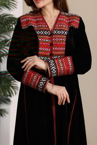 جلابية مخمل ممزوجة بقماش السدو التراثي