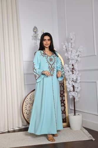 جلابية بخامة باربي بتطريز راقي في الرقبة والكم وإض...