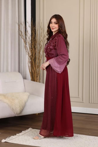 جلابية شيفون ممزوجة بفصوص وكلفة مطرزة في الصدر