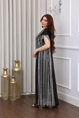 فستان اسود بتطريز فضي كامل