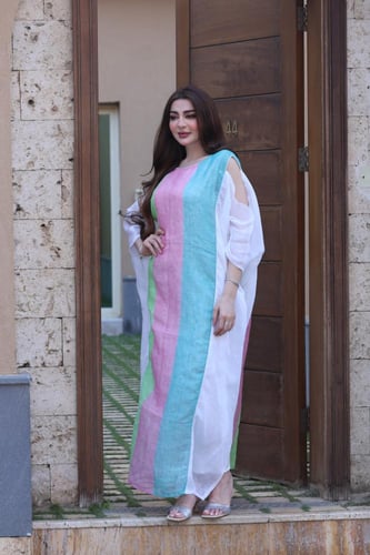 جلابية لينن مقلم بتصميم فراشة وفتحة في الكتف