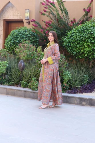 جلابية بخامة الشانتون المشجر بإضافة تطريز في الصدر...