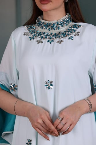جلابية شيفون مطرزة بالكرستال وأكمام مفتوحة