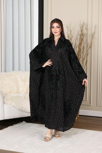 جلابية بخامة كريب مجعد برقبة قلاب ممزوجة بكلفة مخم...