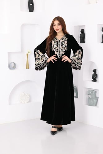 جلابية مخمل بتطريز شك و كمبيوتر في الاكمام والصدر