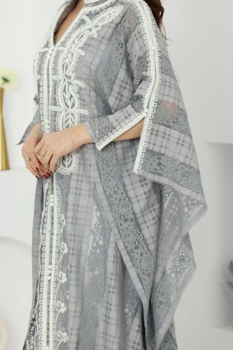 جلابية دانتيل كاروهات فراشة بتطريز مغربي أنيق