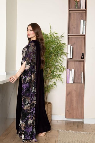 جلابية مخمل بتطريز شك وكرستالات في الصدر وتداخل ال...