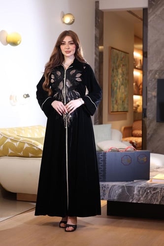 جلابية مخمل بكلفة مطرزة في الصدر ورقبة قلاب