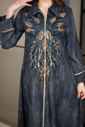 جلابية بكلفة مطرزة في الصدر ورقبة قلاب