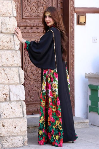 جلابية كريب بحريني بجوانب شالكي ملون وأكسسوارات في...