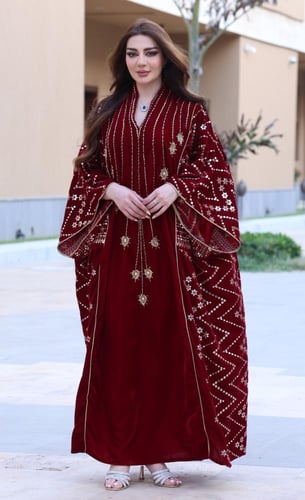 جلابية مخمل بتطريز شك ذهبي أنيق وحزام داخلي مخفي