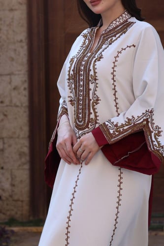 جلابية بخام باربي وتطريز أنيق في الصدر و الاكمام