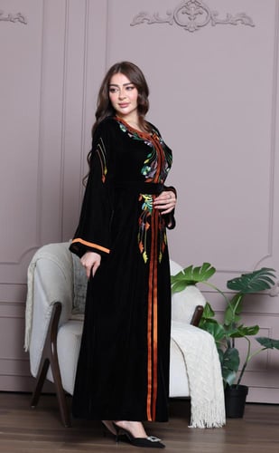 جلابية مخمل مطرزة بألوان زاهية