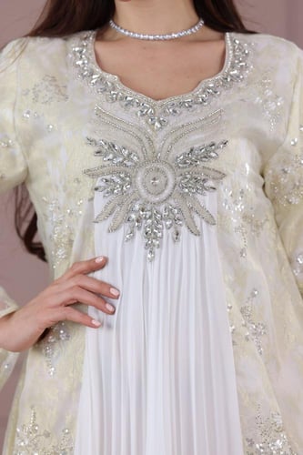 جلابية دانتيل بتطريز ترتر وكلفة كرستالات في الصدر...