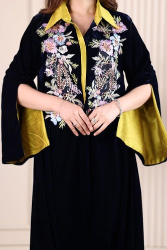 جلابية مخمل قلاب بكلفة تطريز ترتر موردة في الصدر