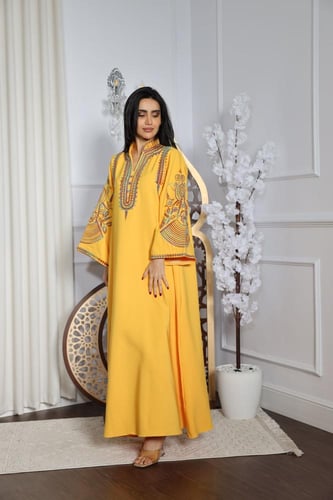 جلابية بخامة باربي بتطريز راقي في الرقبة والكم وإض...