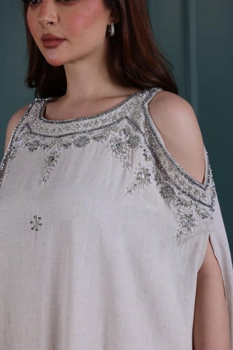 جلابية استقبال ليين مطرزة بفتحة في الاكتاف