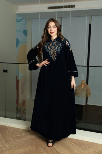 جلابية مخمل برقبة قلاب و تطريز في الصدر والكمام