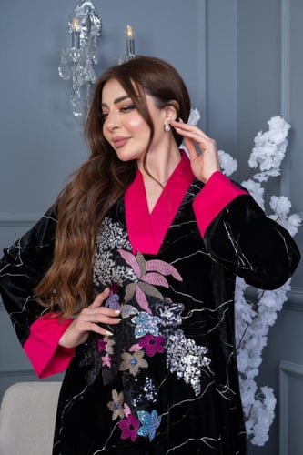 جلابية مخمل بعروق رائعة وتطريز مورد في الصدر