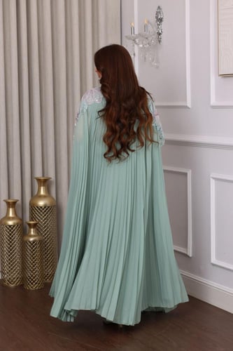 جلابية جورجيت كسرات بكلفة تطريز طاوؤس في الكتف