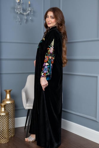 جلابية مخمل موردة وبأكمام مفتوحة وأنيقة