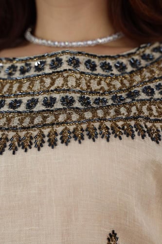 جلابية لينن خيش بتطريز فرعوني جميل في الصدر