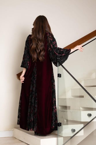 جلابية مخمل بتطريز شك في الصدر وتداخل الشيفون المو...