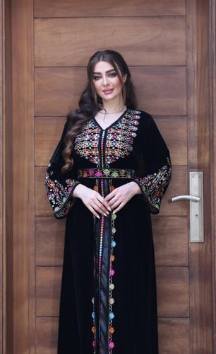 جلابية مخمل راقية قطعتين بحزام وتطريز بإلوان زاهية